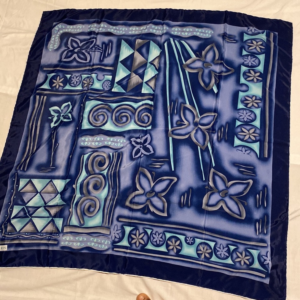 PARIS WOMEN ,S HAIR NECK BAGS SCARF VERY NICE PRINT